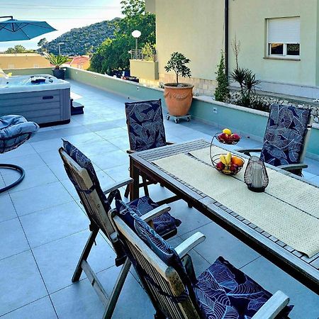 2 Bedroom Beautiful Apartment In Makarska Eksteriør bilde