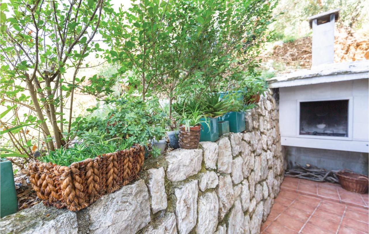 2 Bedroom Beautiful Apartment In Makarska Eksteriør bilde