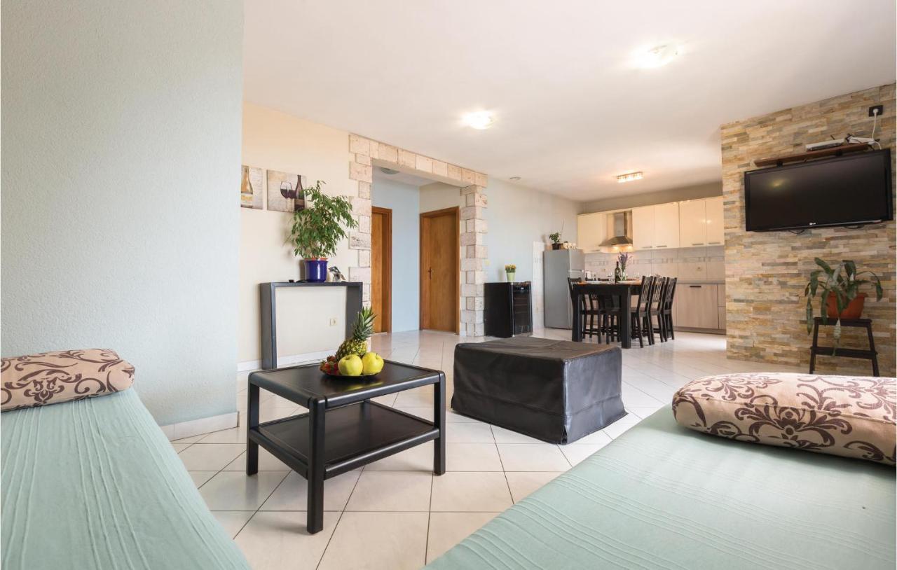2 Bedroom Beautiful Apartment In Makarska Eksteriør bilde