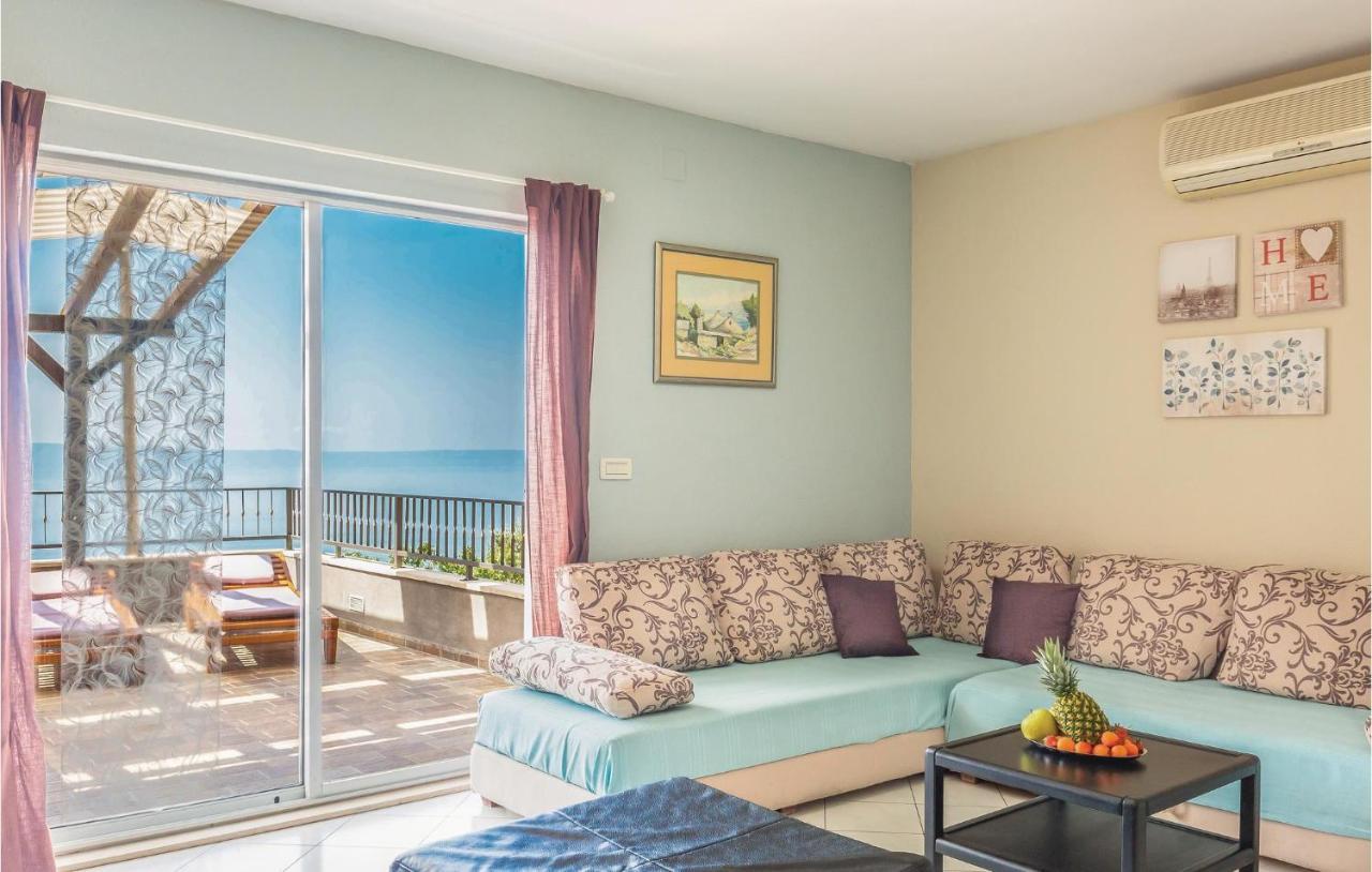 2 Bedroom Beautiful Apartment In Makarska Eksteriør bilde