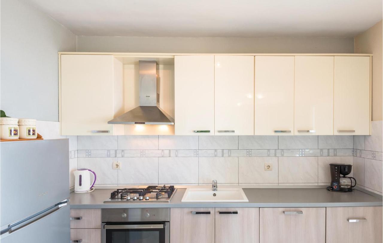 2 Bedroom Beautiful Apartment In Makarska Eksteriør bilde