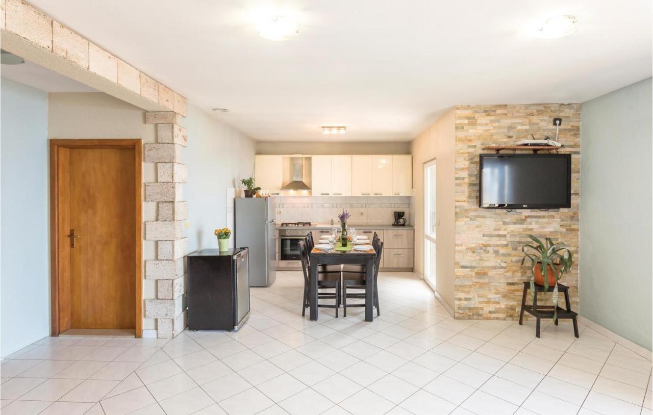 2 Bedroom Beautiful Apartment In Makarska Eksteriør bilde
