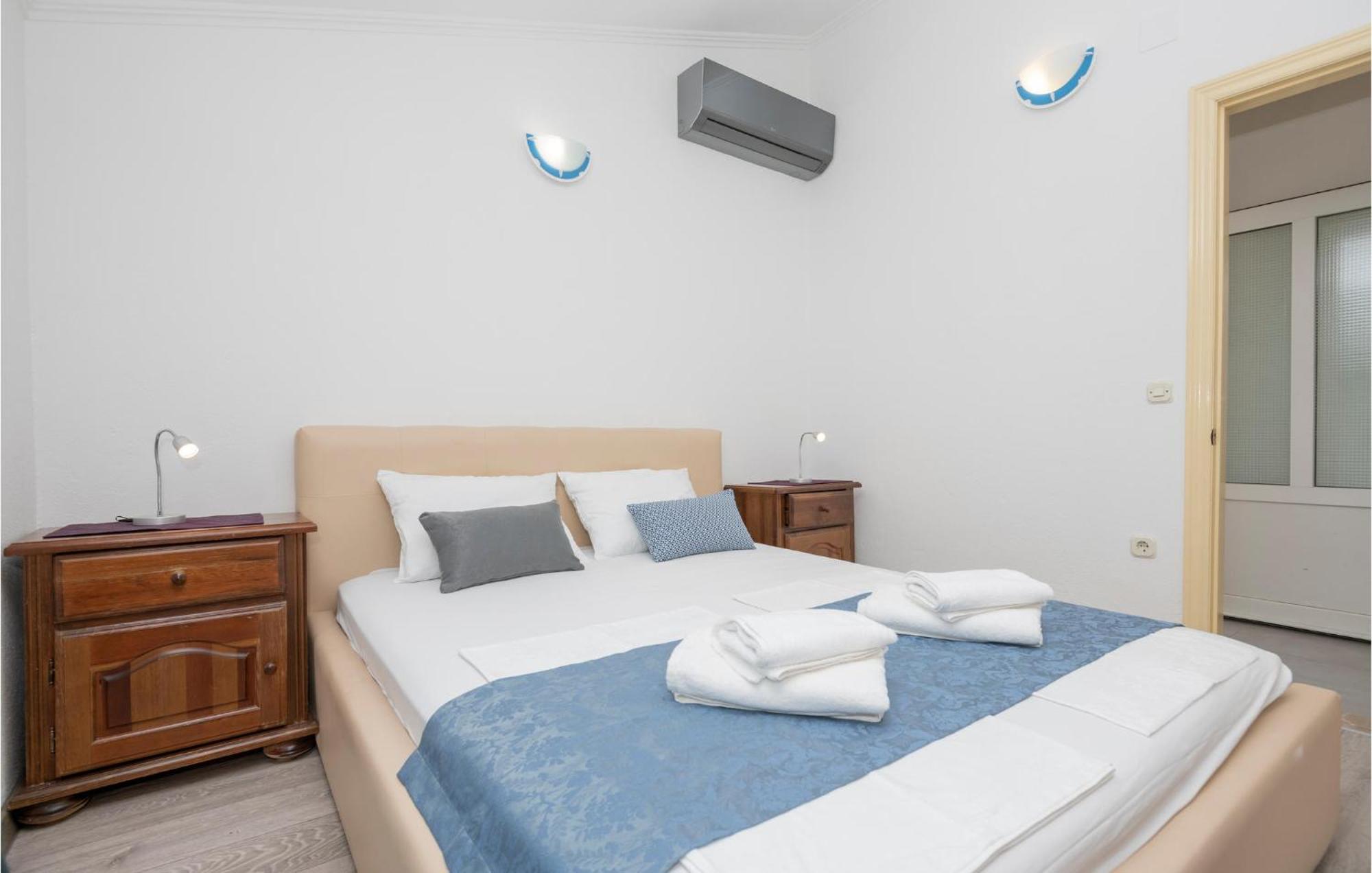 2 Bedroom Beautiful Apartment In Makarska Eksteriør bilde