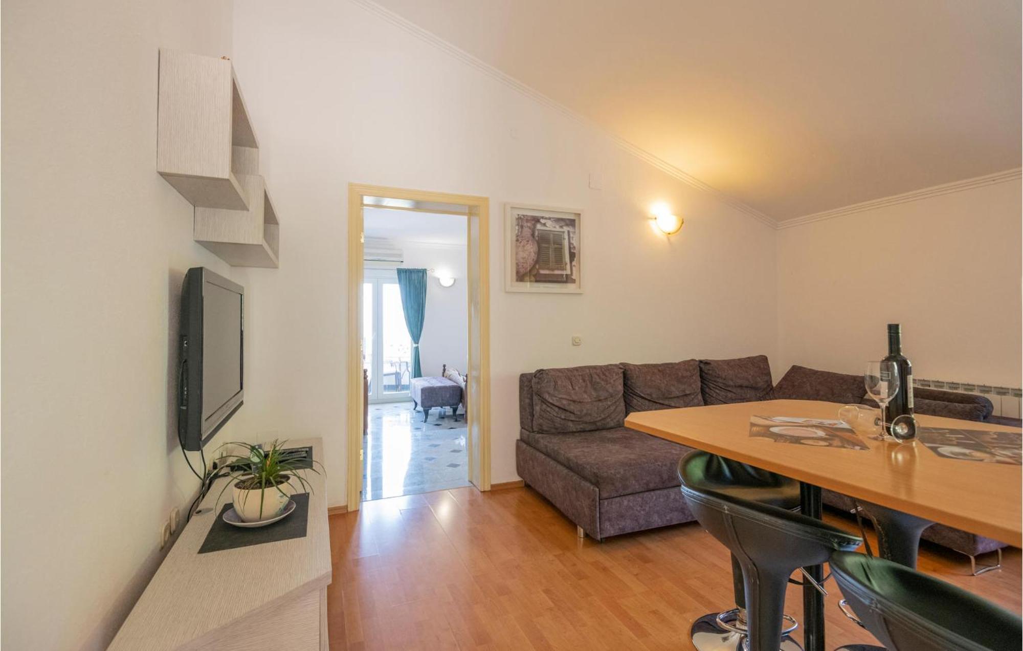2 Bedroom Beautiful Apartment In Makarska Eksteriør bilde