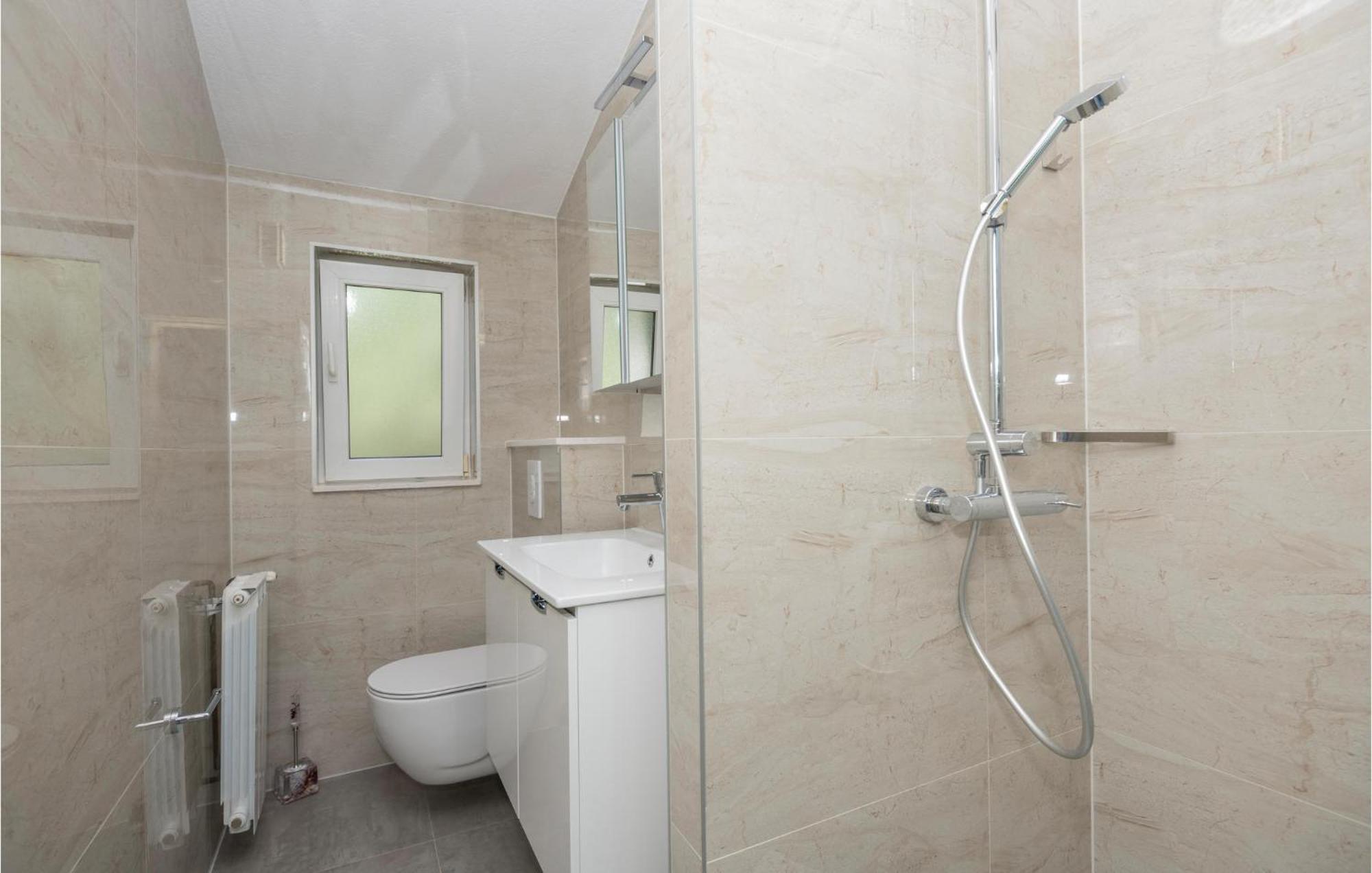 2 Bedroom Beautiful Apartment In Makarska Eksteriør bilde