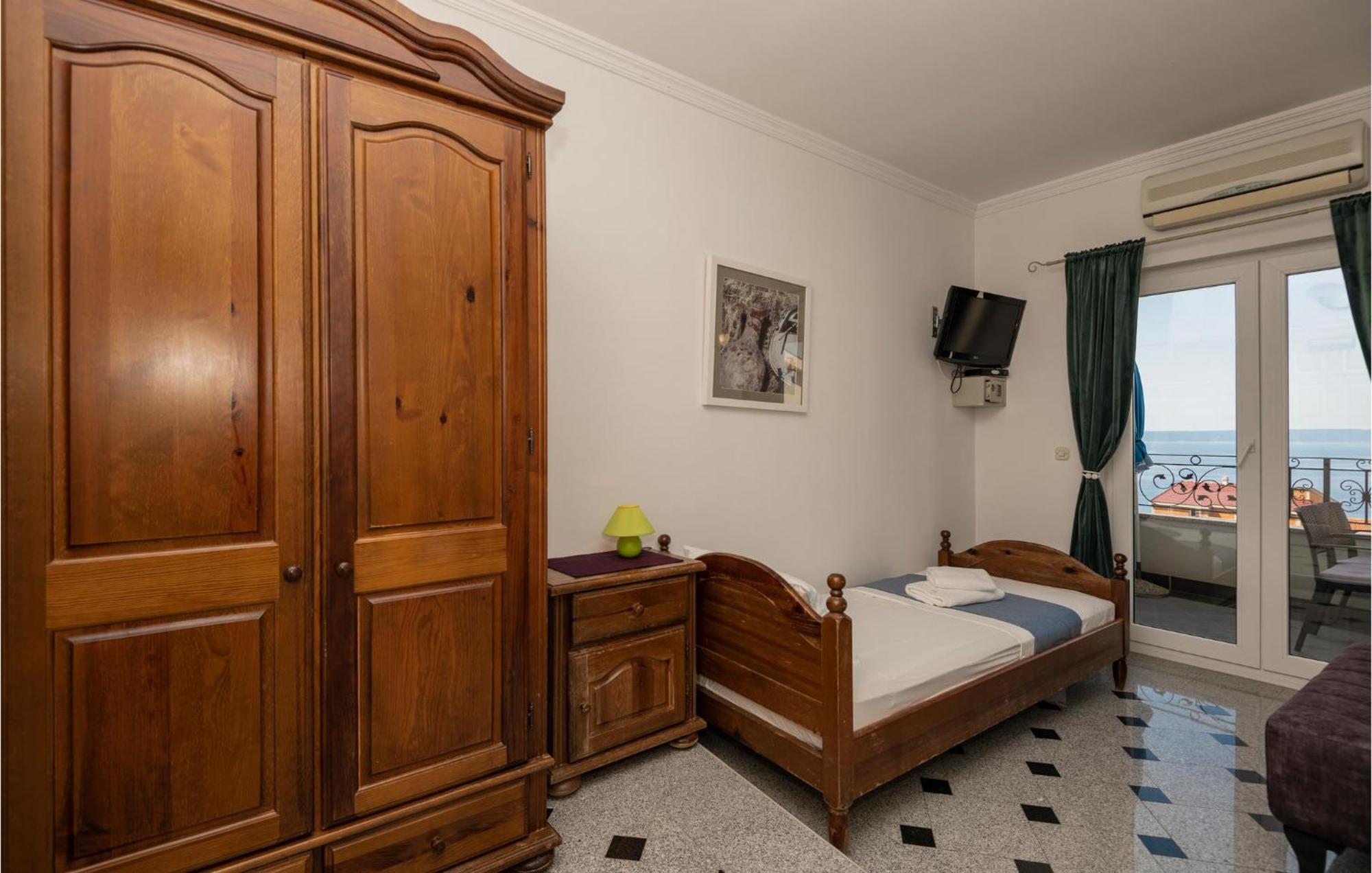 2 Bedroom Beautiful Apartment In Makarska Eksteriør bilde