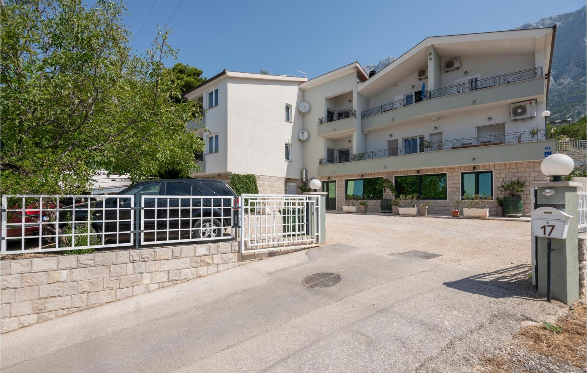 2 Bedroom Beautiful Apartment In Makarska Eksteriør bilde