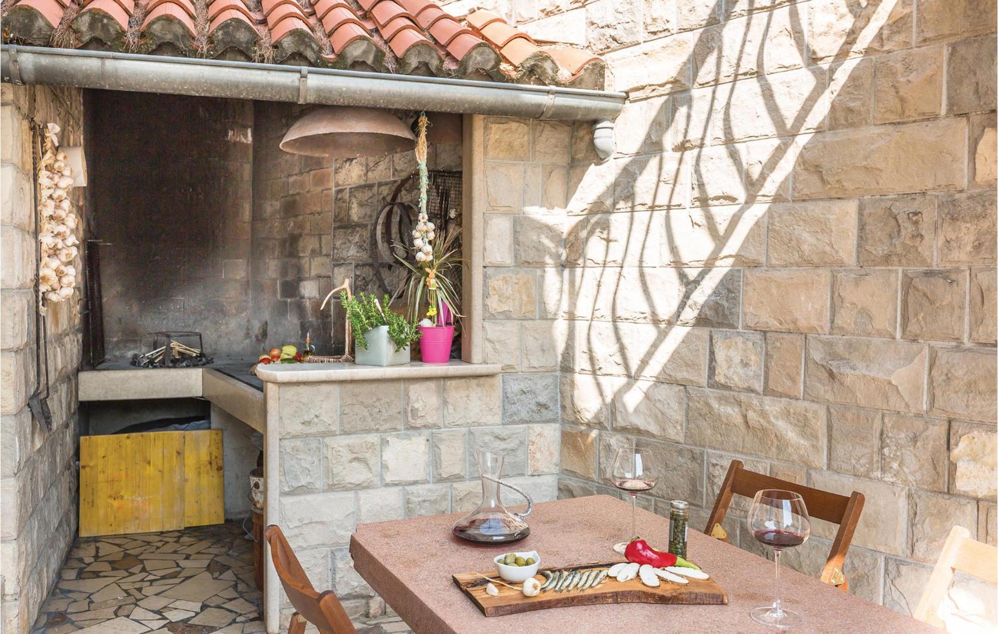 2 Bedroom Beautiful Apartment In Makarska Eksteriør bilde