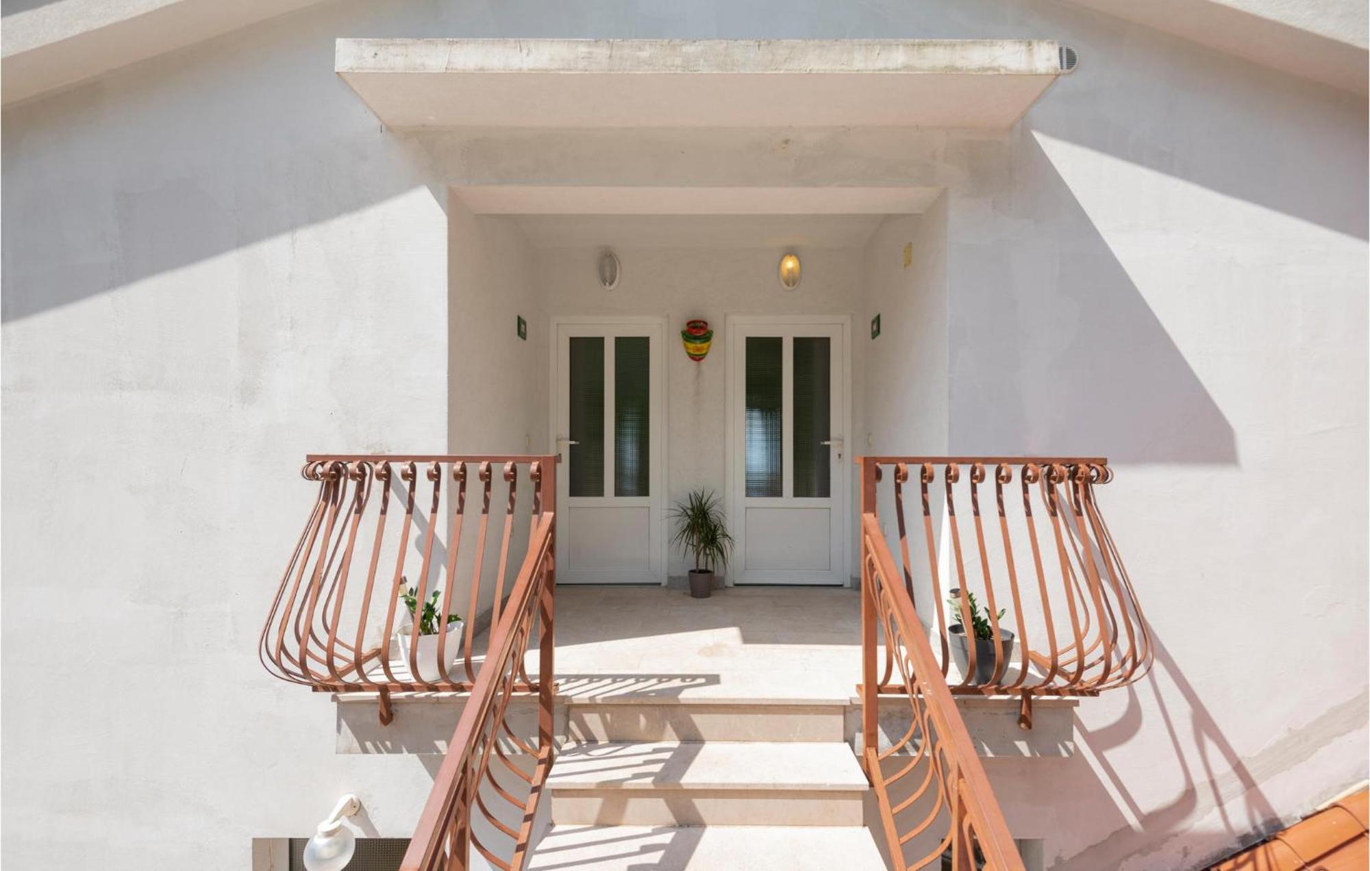 2 Bedroom Beautiful Apartment In Makarska Eksteriør bilde