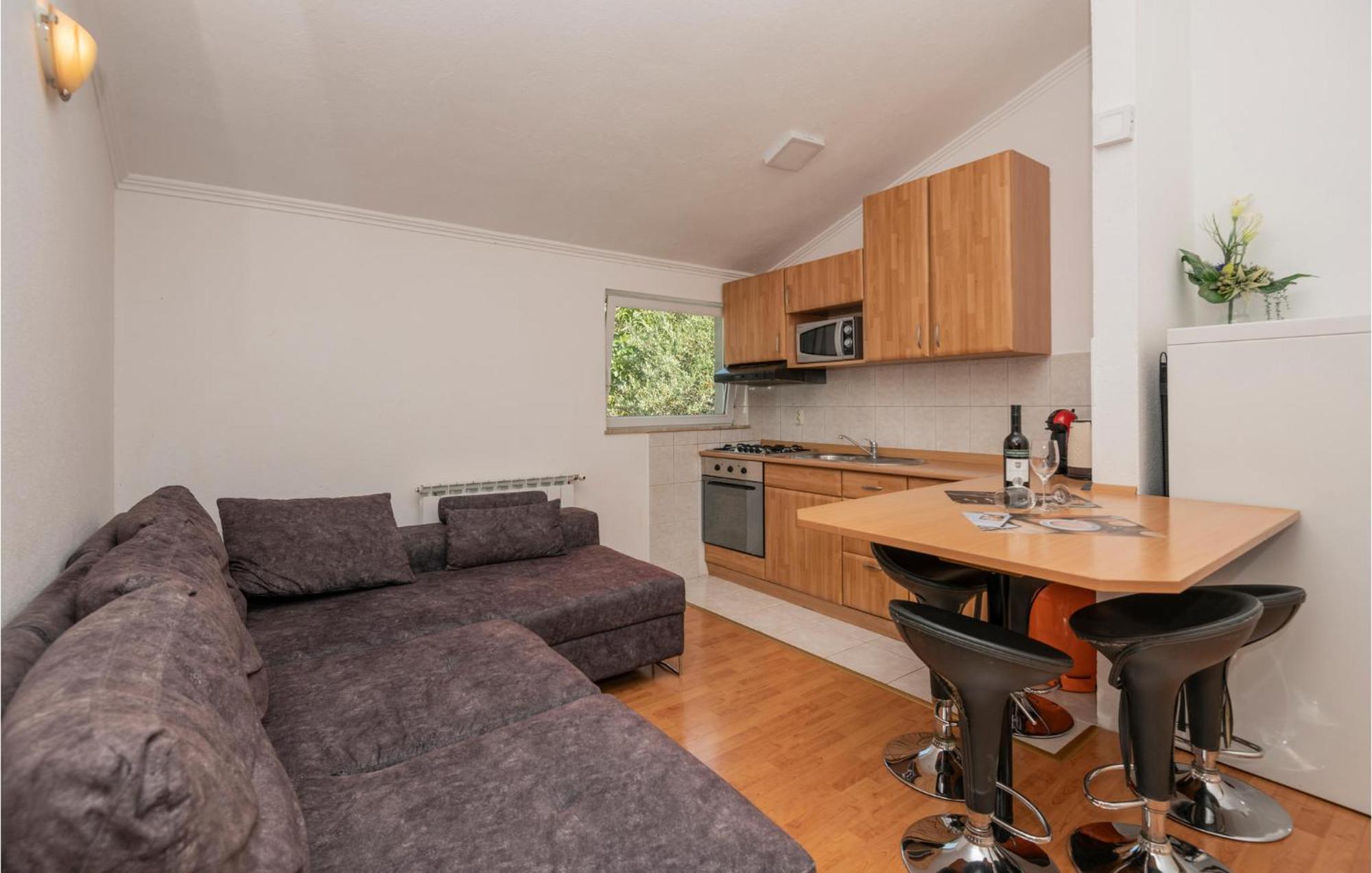 2 Bedroom Beautiful Apartment In Makarska Eksteriør bilde