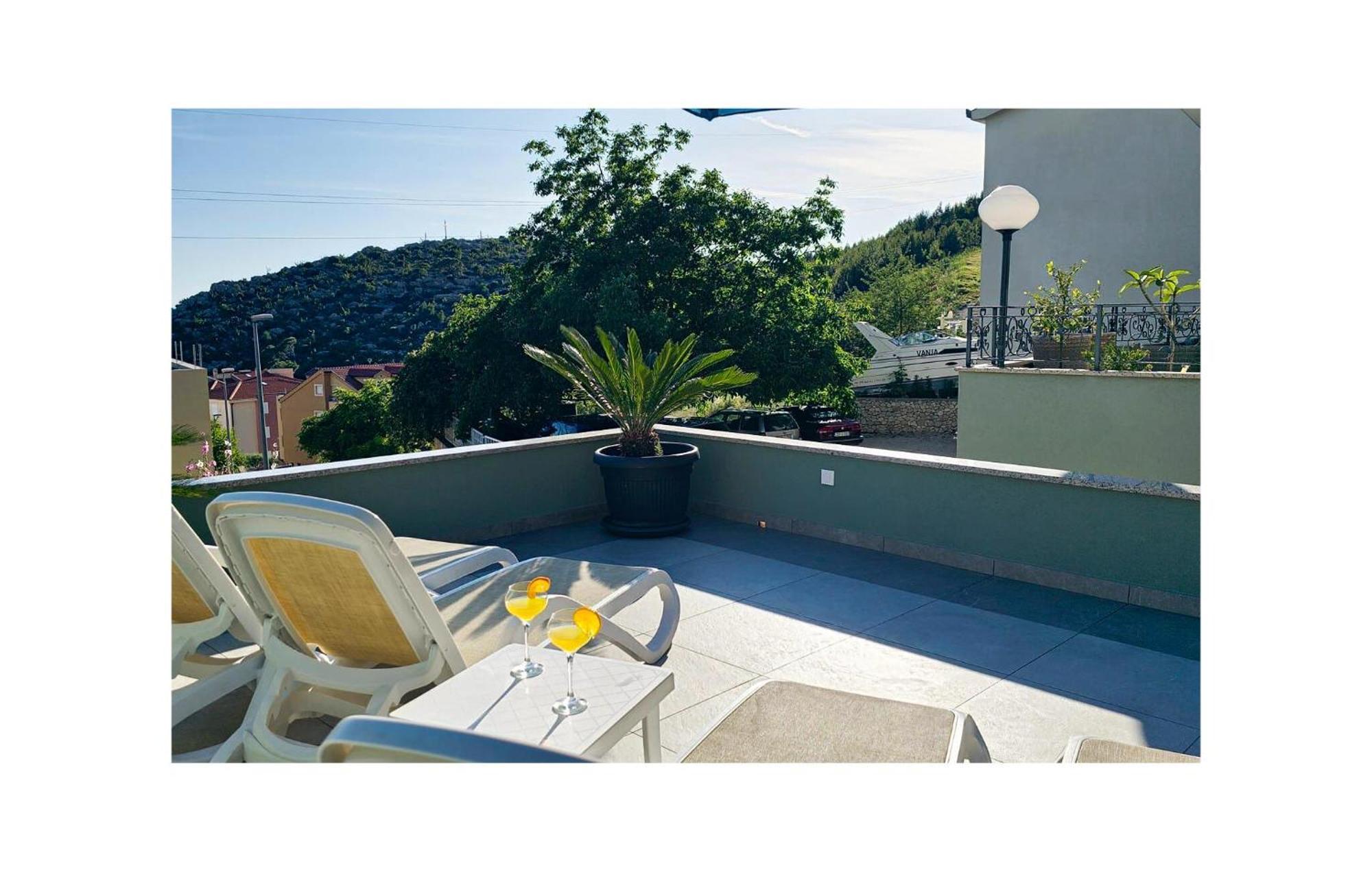 2 Bedroom Beautiful Apartment In Makarska Eksteriør bilde