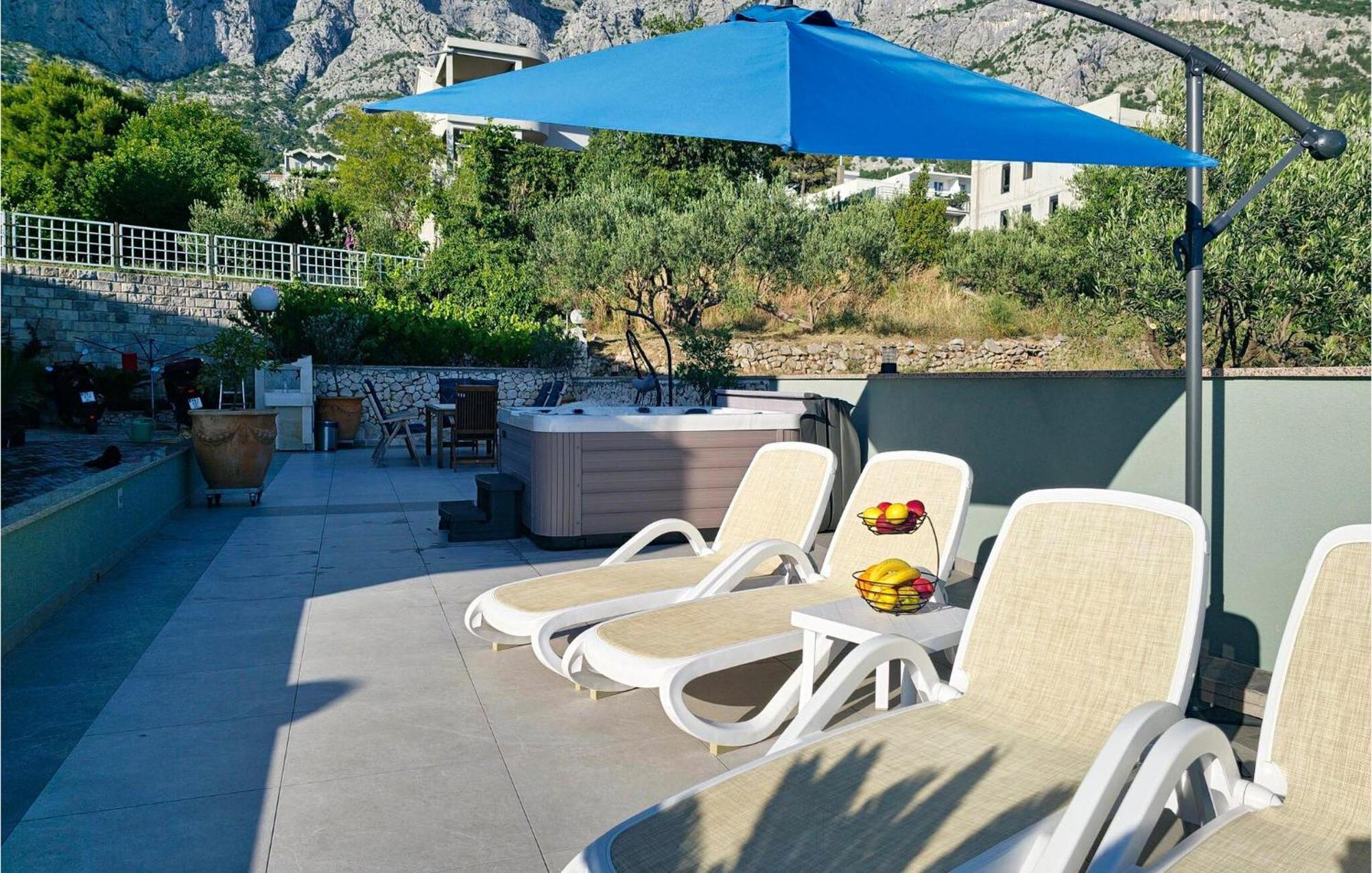 2 Bedroom Beautiful Apartment In Makarska Eksteriør bilde